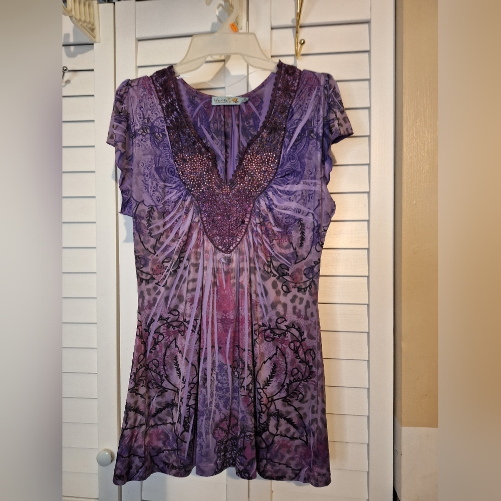 World Unity Wear beautiful purple and pink studded top sharkbite hem euc